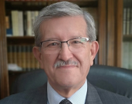 Óscar Ayerve tiene 74 años de edad.