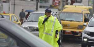 Agente civil de tránsito ayudando en la movilidad de Quito