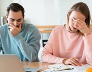 Hombre y mujer estresados