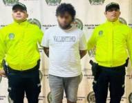 Los policías junto al sospechoso detenido