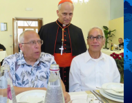 El papa León XIV junto a sus hermanos, Louis (izquierda) y John (derecha), en una fotografía de archivo.