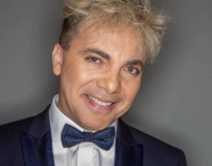 Cristian Castro, es un cantante y actor mexicano.