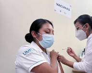 Una trabajadora de la salud recibe una dosis de la vacuna bivalente.