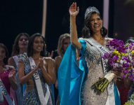 Sheynnis Palacios saludando al público tras conocer que es la nueva Miss Universe 2023.