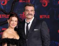 Millie Bobby Brown y David Harbour juntos en la alfombra roja, por el estreno de la última y quinta temporada de Stranger Things.