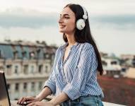 Imagen referencial de mujer trabajando en línea.