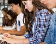 Imagen referencial. Jóvenes realizando la segunda postulación online.