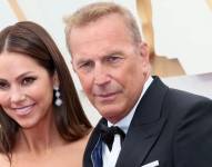 Kevin Costner y Christine Baumgartner en una imagen de archivo.