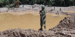 Policías y militares realizan un operativo contra la minería ilegal, en el Río Punino.