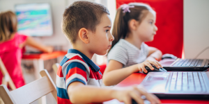 Niños en clases virtuales durante la pandemia.
