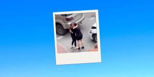 Las conductoras que sufrieron un siniestro de tránsito se dan un abrazo.