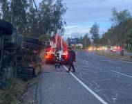El tráiler quedó volcado en un costado de la vía.