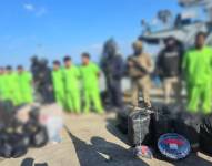 Miembros de la Policía Nacional con los siete detenidos en altamar con más de tres millones de dosis de droga.