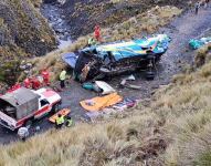 Al menos 15 fallecidos al caer un autobús por un barranco en el centro de Bolivia.