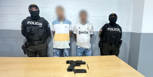 Dos hombres fueron detenidos por tenencia de arma de fuego. Uno de ellos amenazó con dispararse para evitar su captura.