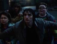 Secuencia de Stranger Things. De izquierda a derecha: Winona Ryder como Joyce Byers, Finn Wolfhard en el papel de Mike Wheeler y Jake Connelly como Derek. Foto cedida por Netflix