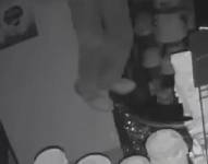 Momento en el que un delincuente ingresa a la panadería por el techo.