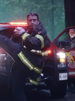 Bomberos de la Isla Pender recreando la escena de béisbol de Crepúsculo.
