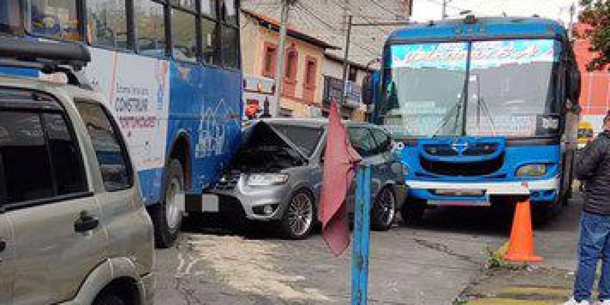 Siniestro en Quito: vehículo liviano quedó atrapado entre dos buses