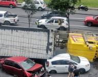 Imagen del vehículo pesado que aplastó a los carros en la av. Simón Bolívar, en San José de Monjas.