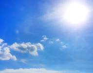 Intenso sol en la mañana acompalado de nubes.