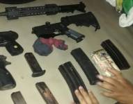 En el interior del automotor se halló un fusil, dos pistolas, seis alimentadoras y 140 municiones. Fuerzas Armadas.