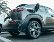 Autos eléctricos en Ecuador ya pagan USD 10 de matrícula