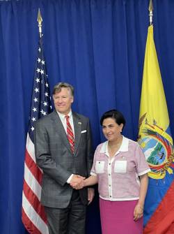 Imagen de archivo de Christopher Landau, subsecretario de Estado de EE.UU. con Gabriela Sommerfeld, canciller de Ecuaodr.