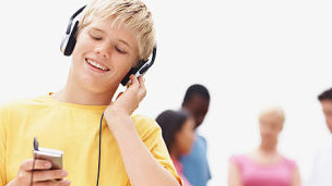 Cómo los auriculares y el ruido nos dañan el oído