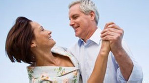 La mediana edad comienza a los 55 años