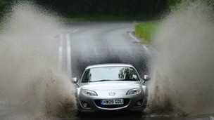 Se acerca solución al encandilamiento en carretera mientras llueve