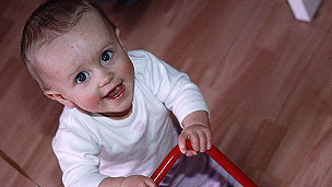 Las piernas de robot que tienen un sistema nervioso casi humano