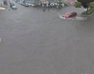 Desde la tarde del domingo, Guayaquil se volvió gris, y en sus calles, el nivel del agua subía con el paso de las horas. Twitter
