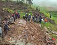 La vivienda quedó sepultada, solo quedó el techo.