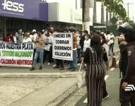 200 extrabajadores de empresa de limpieza reclaman pagos al IESS