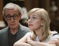 Scarlett Johansson y Woody Allen en una de sus películas juntos.