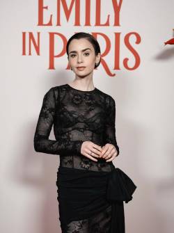 Lily Collins comparte imágenes de su primera navidad como madre.
