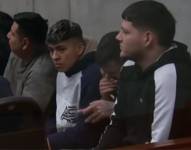 Fotos de Ricardo Villón (izquierda) y Moisés Cedeño (centro), dos ecuatorianos que son acusados de pertenecer al grupo criminal Los Ñaños