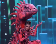 Samantha Quenedit con el traje de Iguana Rosada.