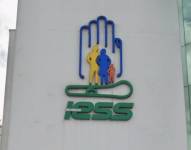 Imagen del logo del Instituto Ecuatoriano de Seguridad Social em un hospital de Quito.