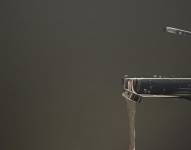Imagen referencial de un grifo abierto con agua