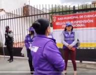 Los funcionarios esperaron en los exteriores de las instalaciones del Arcsa.