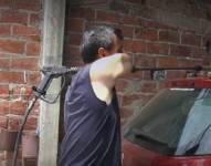 Hombre sin brazos lava carros para mantener a su familia