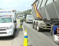 El hombre y su hija iban en una moto. Fueron arrollados por un camión cementero.