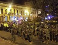 Fuerzas Armadas y Policía Nacional participaron en el operativo interistitucional desde el parque Calderón en el Centro Histórico de Cuenca.