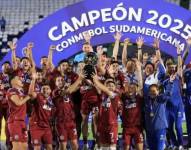 Lanús celebrando el título.