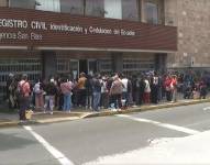 Usuarios se apostaron en los exteriores de la agencia San Blas, a la espera de un turno.