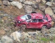Dos muertos y dos heridos al volcarse un auto en la vía Cuenca-Molleturo-Naranjal