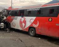 El accidente de tránsito bloqueó la vía. Tres personas fallecieron.