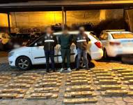 Los agentes de la Policía Nacional junto al sospechoso detenido.